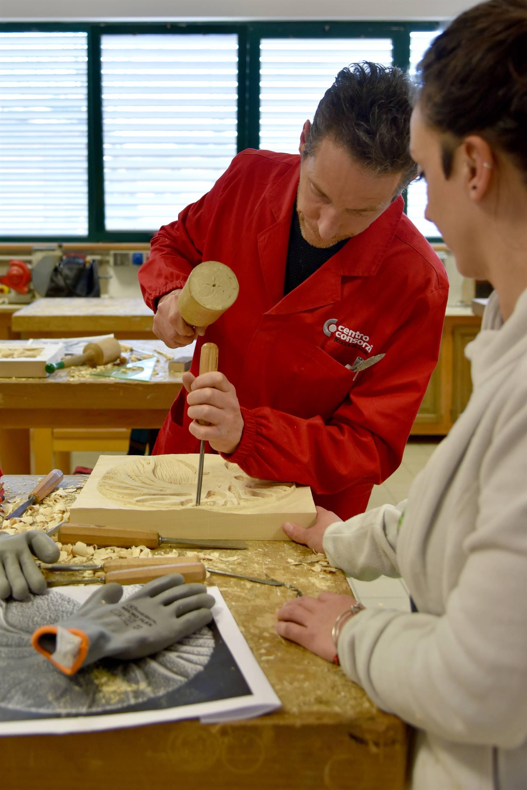 LABORATORIO DI INTAGLIO E SCULTURA SU LEGNO base CONFERMATO