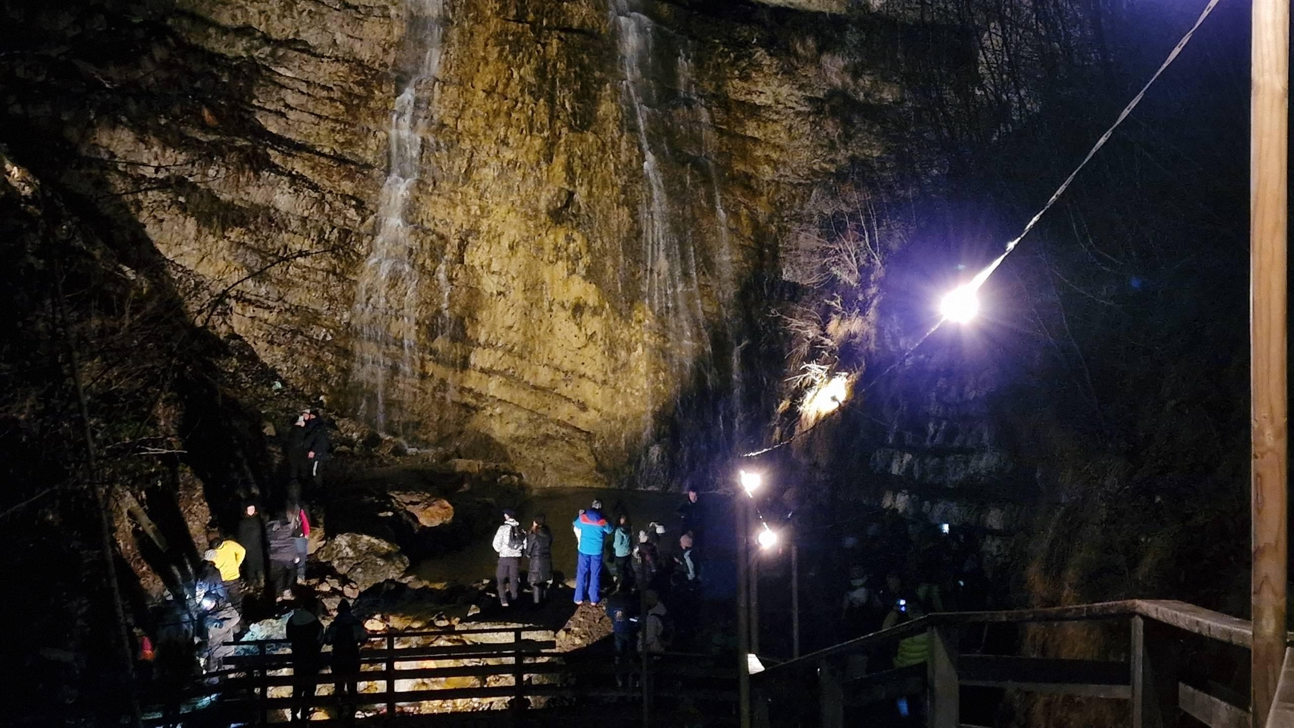 Passeggiata alla Cascata Illuminata dell'Hoffentol