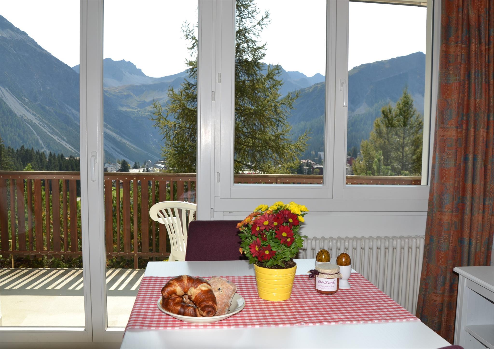 Wohnzimmer mit Balkon zum Obersee Wohnzimmer mit Balkon zum Obersee