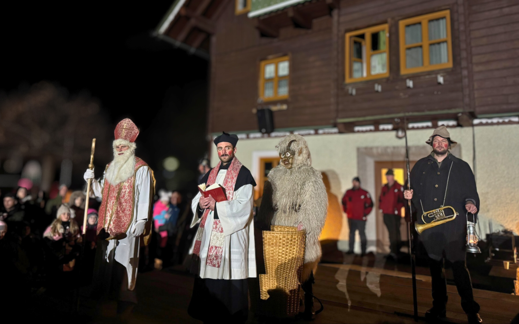 Krampusspiel der Nikologruppe Kumitz bei der Bäckerei Schlömmer