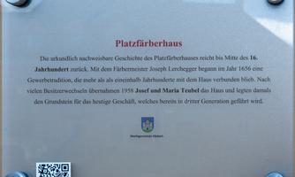 An information sign about the Platzfärberhaus, tracing the history of the building back to the 16th century. It contains important dates and notes on the historical significance of the house.