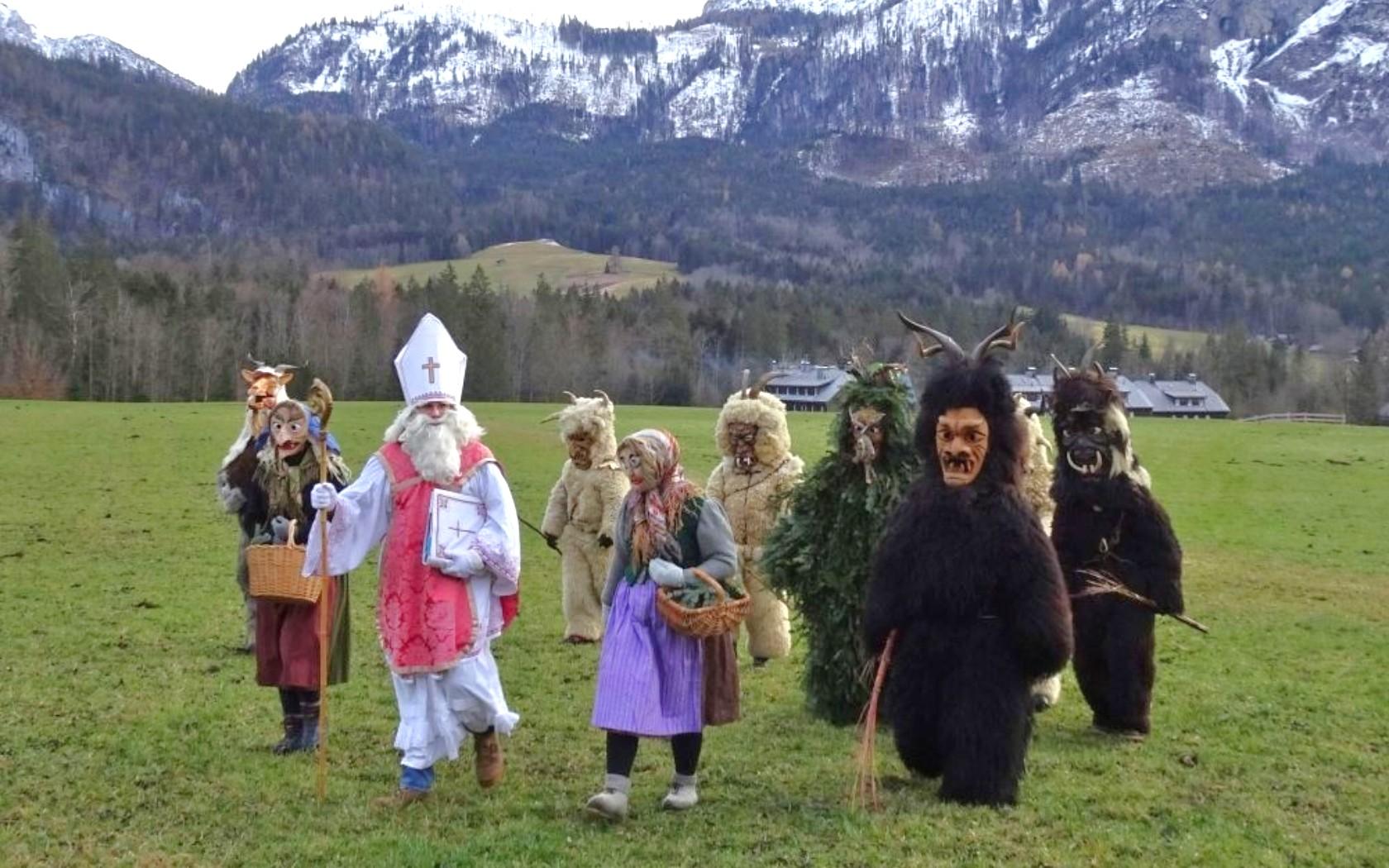 Der Nikolaus kommt mit seinen Krampussen nach Gößl