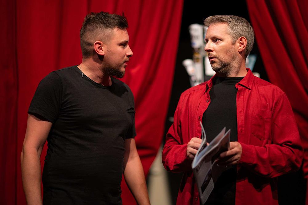 Theater The Lectors: Komödie „Rot macht erfinderisch“