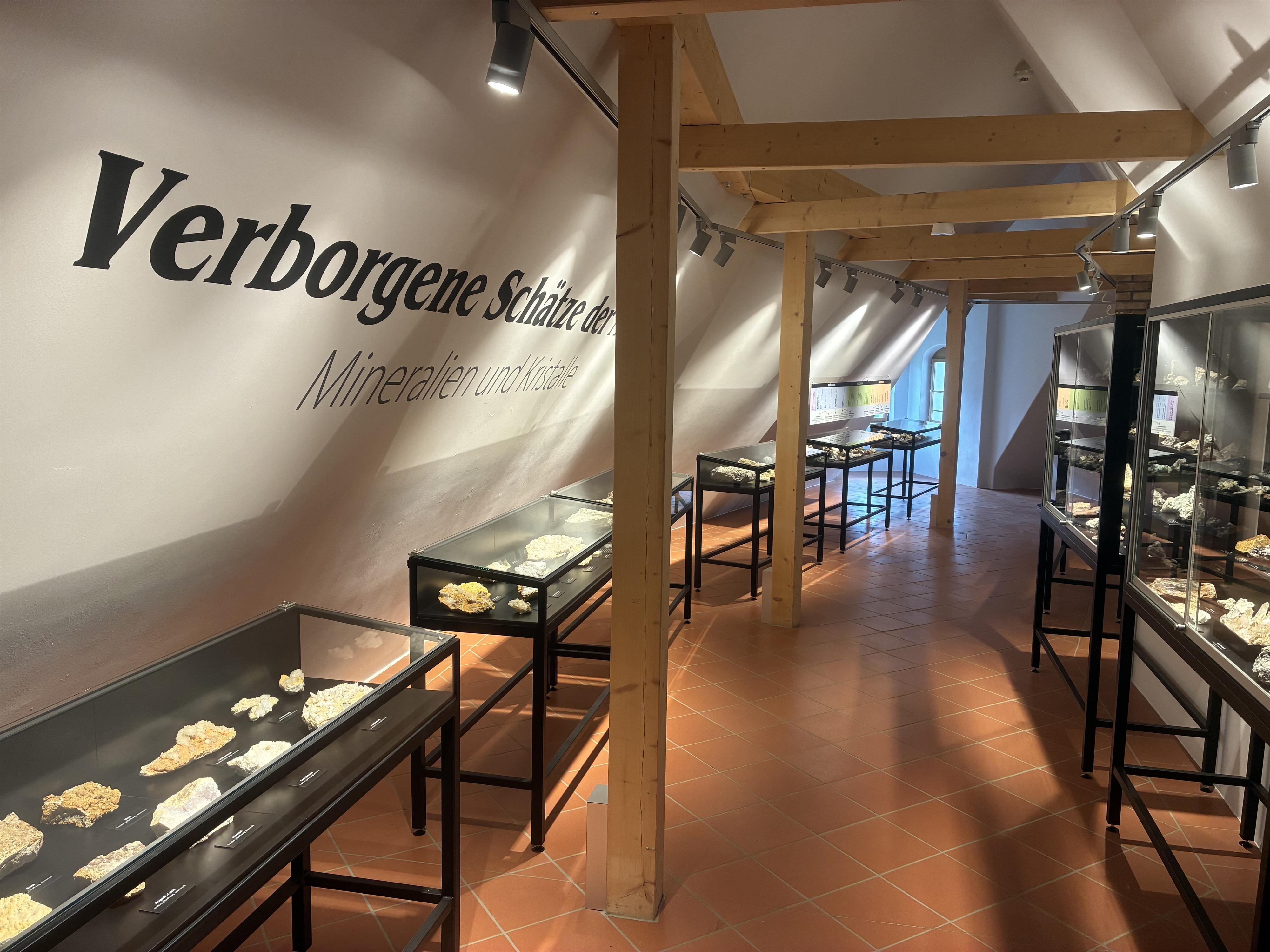 Ausstellung „Verborgene Schätze der Natur – Mineralien und Kristalle