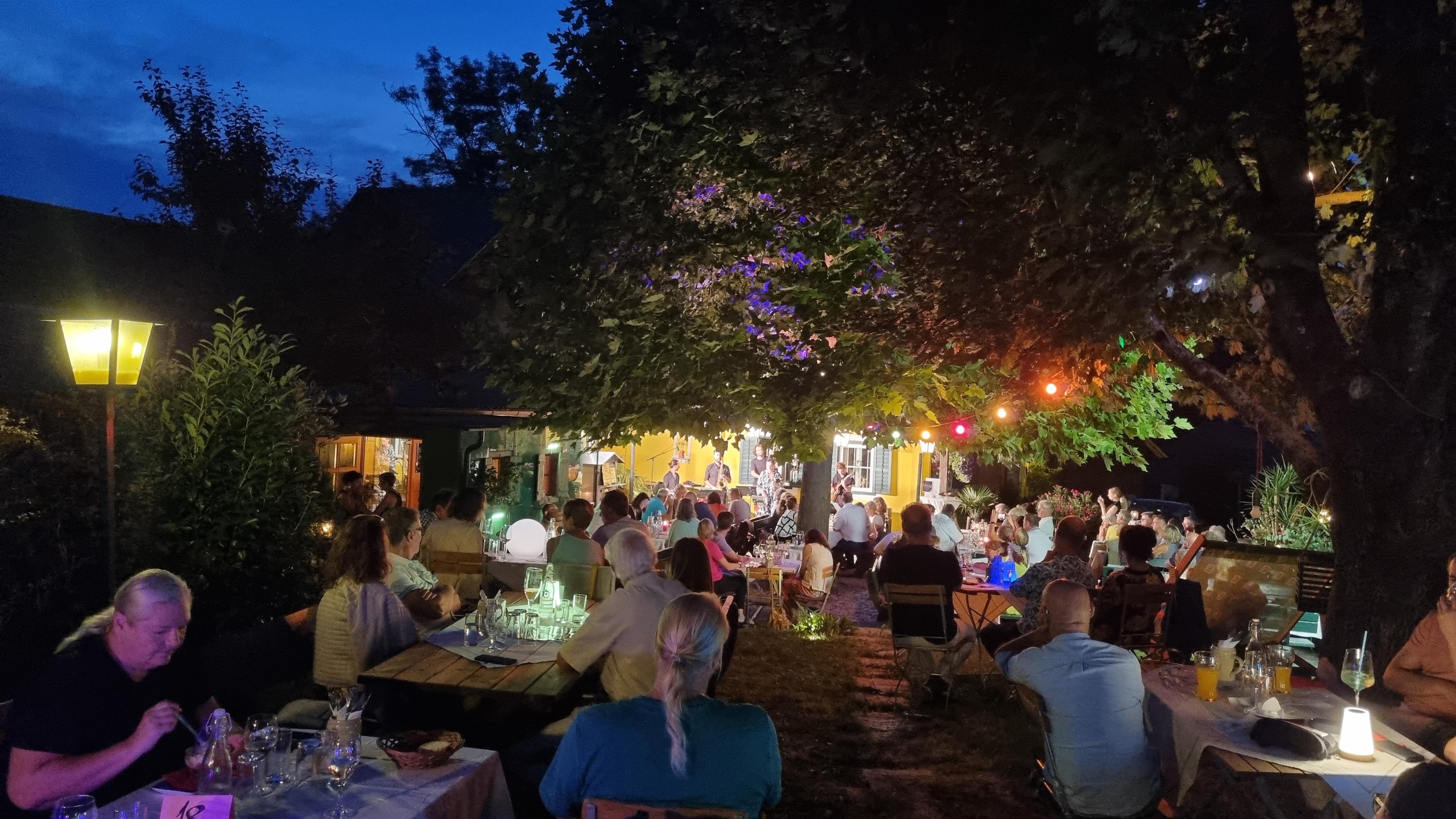 Sommerfestival: The Base