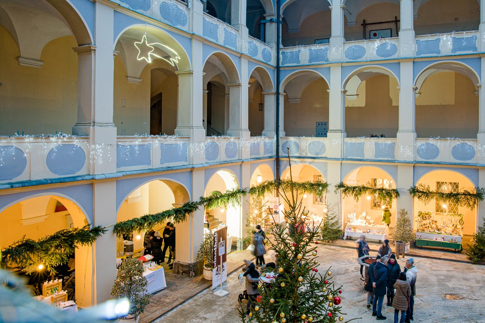 Adventfahrt: Adventgenuss mit Geschichten im Schloss Piber