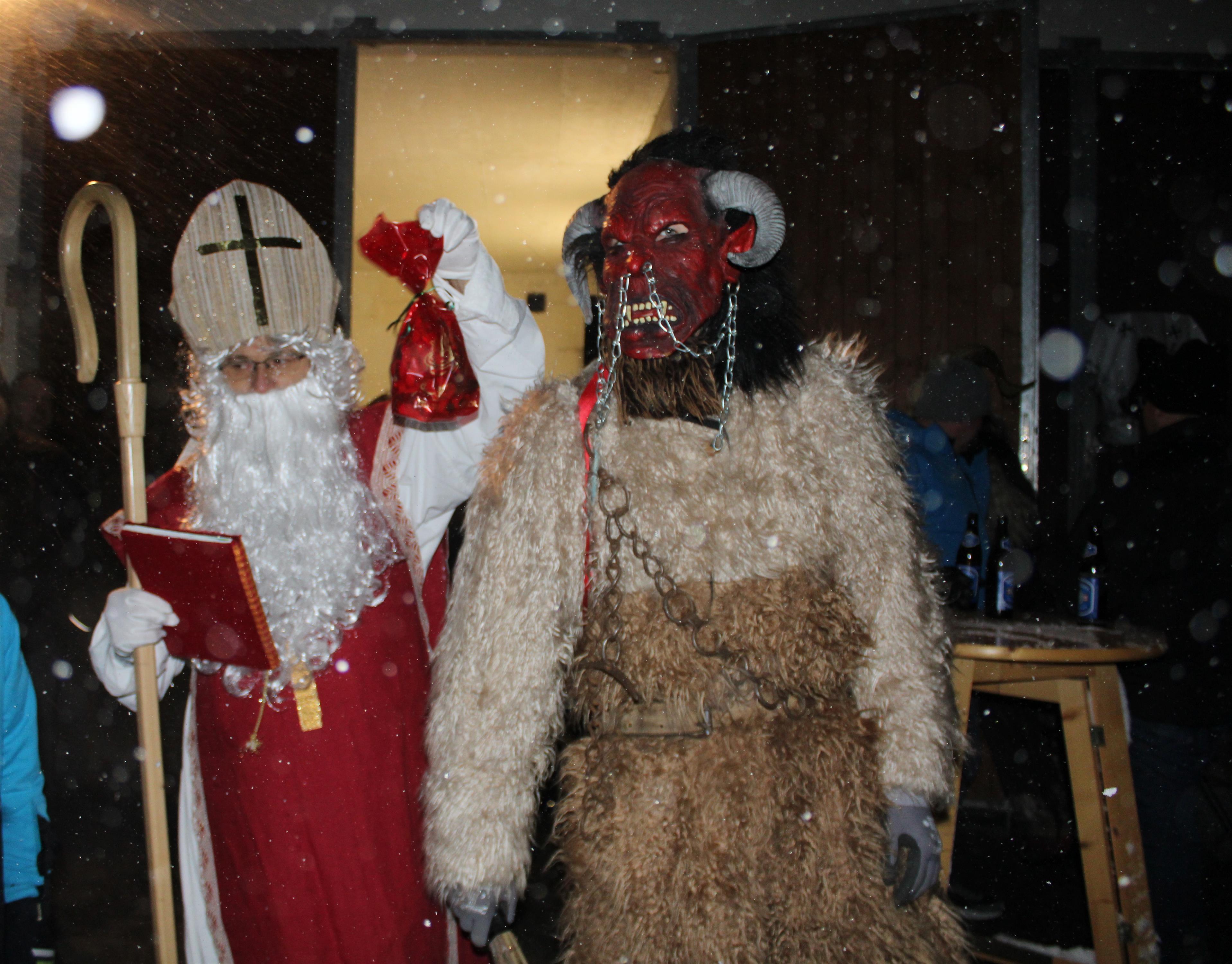 Der Nikolaus verteilt Päckchen beim EKZ Reisinger