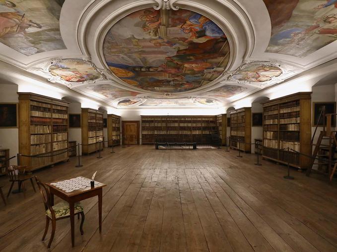 Bibliotheksaal im Beneditinerstift Lambach