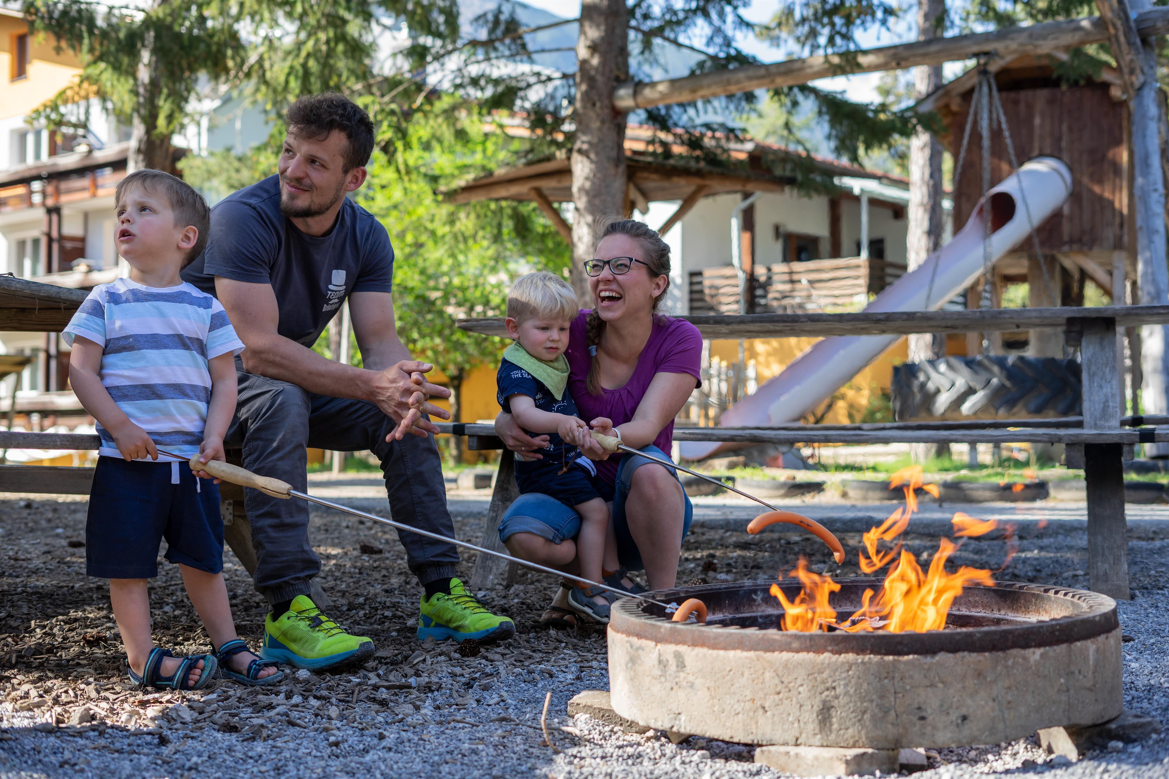 Würstlgrillen am Lagerfeuer