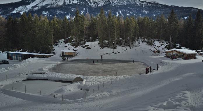 Eislaufen und Eisstockschießen beim Fischteich Piller