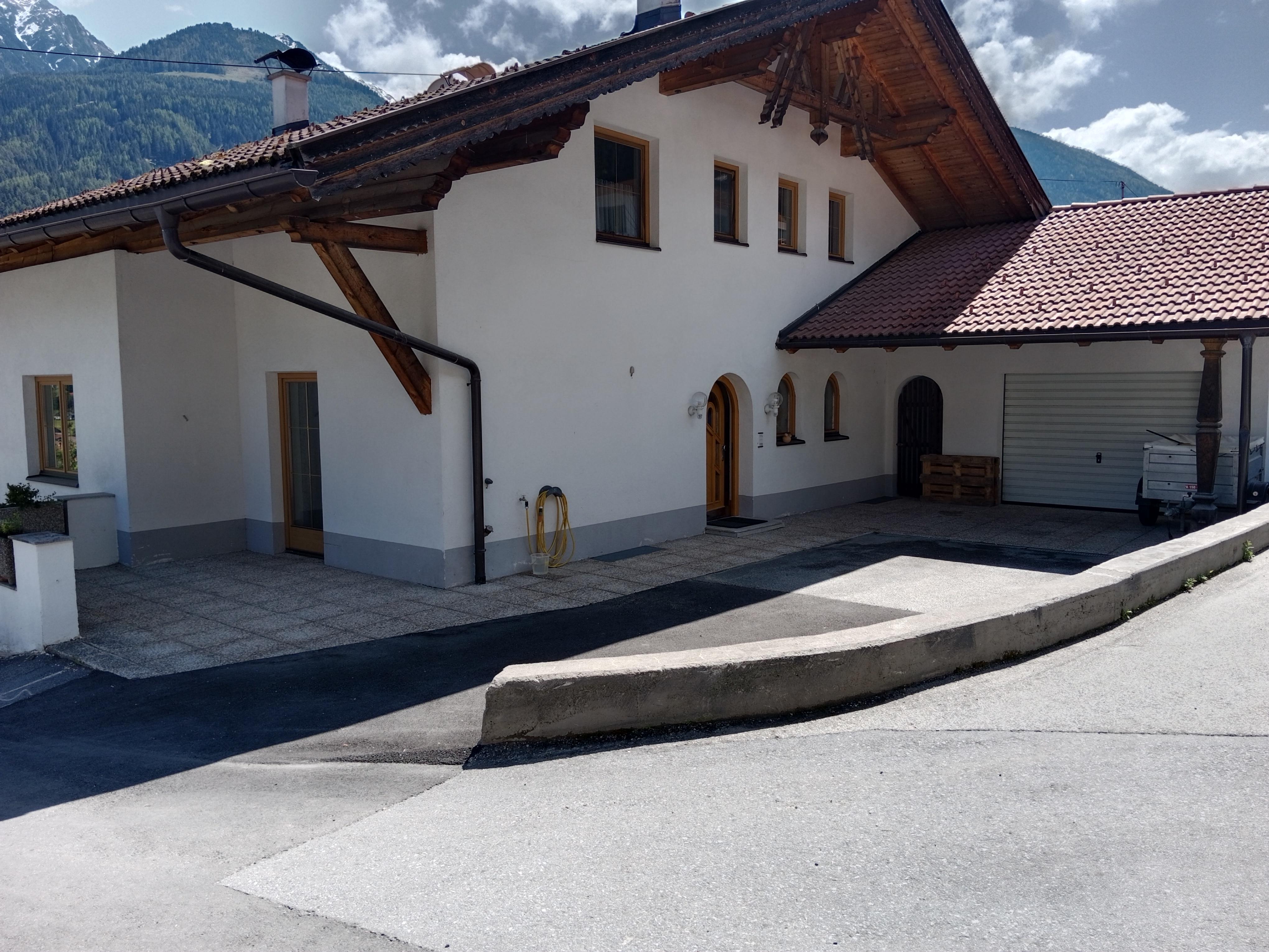 Privater Apartment Parkplatz (4 Autos)