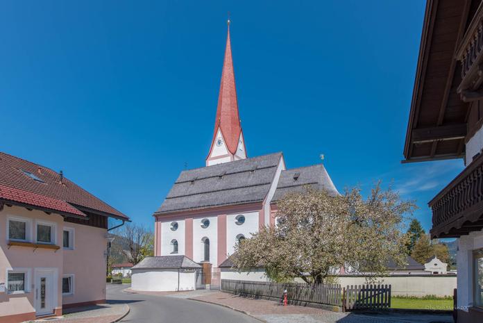 Dekanatskirche hll. Petrus und Paulus mit Friedhof und Lourdeskapelle