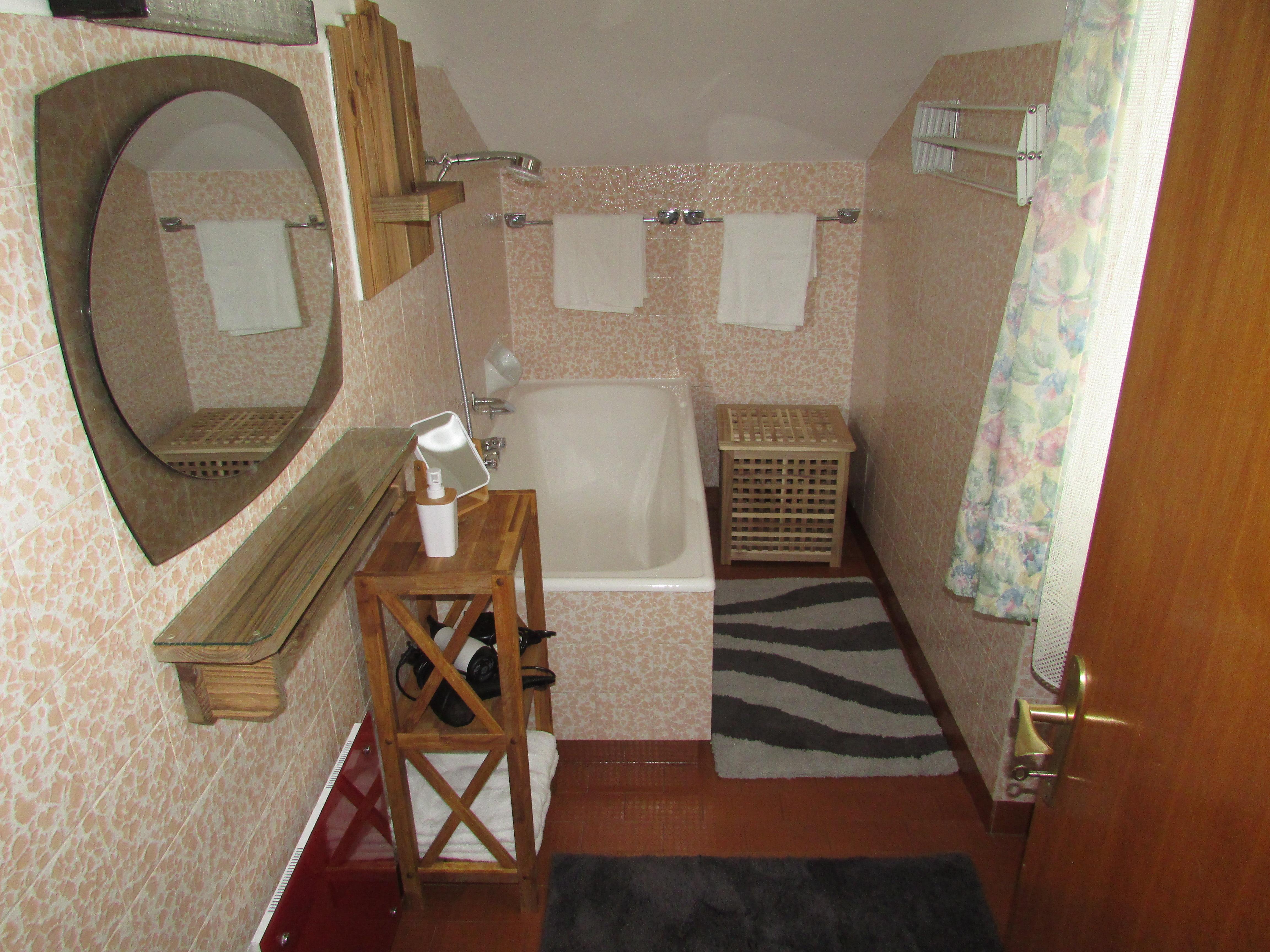 Ferienhaus Tschenett_Badezimmer (2)