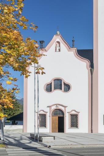 Auferstehungskirche mit Totentanz