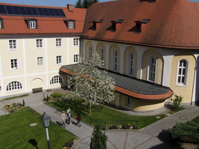 Benediktinerinnen-Kloster mit Paramentik