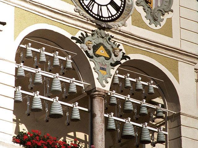 Keramisches Glockenspiel im Gmundner Rathaus