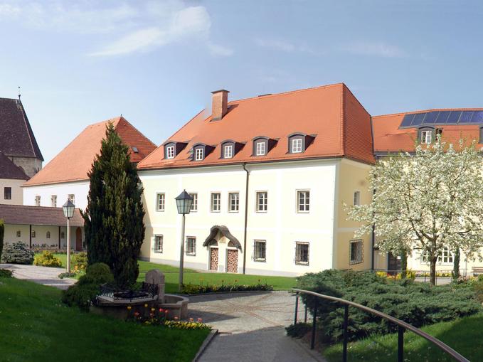 Benediktinerinnen-Kloster mit Paramentik
