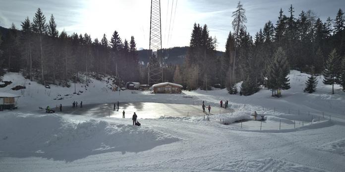 Eislaufen und Eisstockschießen beim Fischteich Piller