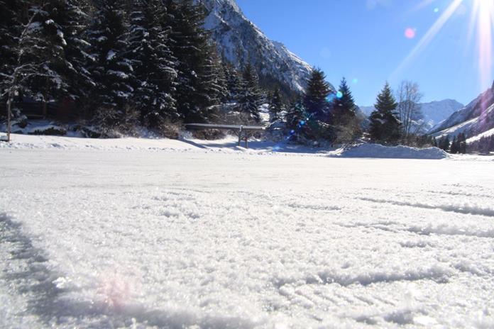 Eisstockschießen am See in Stillebach