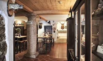 A stylish inn with a rustic ambiance. 

Wooden tables and hunting decorations create an inviting atmosphere.