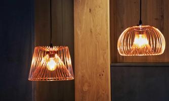 Two stylish pendant lamps made of copper hang from the ceiling. They emit warm light and give the room a cozy atmosphere.