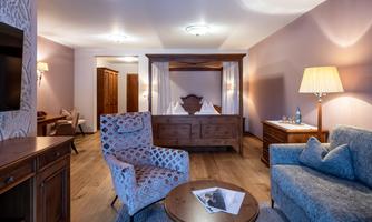 Large, bright, romantic – a suite with a four-poster bed