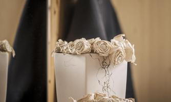 An elegant bouquet of white roses in a modern vase. In the background, a wall reflects, giving the image a stylish touch.