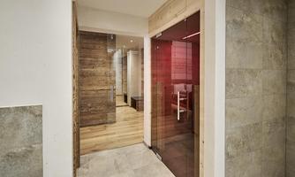 A modern interior with wood and glass elements. The entrance area feels bright and inviting.