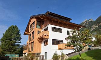 A completely renovated house in 2024 located in a quiet residential area near the Rofan cable car.