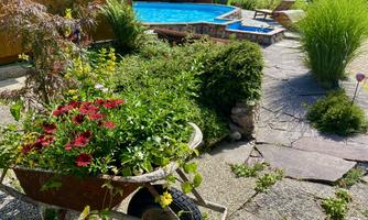 Jochum_Appartements_Wildschoenau_Pool_Schubkarre