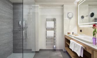 A modern bathroom with a spacious shower and elegant sink. Bright colors and a stylish design create a pleasant atmosphere.