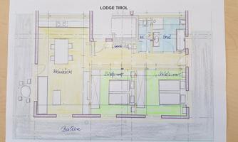 A floor plan of a lodge with several rooms, kitchen, and bathroom. The areas are clearly marked and highlighted in color.