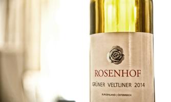 A wine bottle with the label "Rosenhof Grüner Veltliner 2014". The wine comes from Burgenland in Austria.