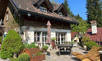 A charming house with a lovely garden and a terrace. There are sun loungers, a table, and light parasols to enjoy nature.