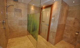 A modern shower with a glass partition and stylish tiles. The space is bright and functionally designed.