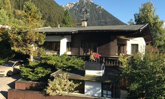 A cozy holiday home surrounded by mountains and trees. The facility offers a peaceful atmosphere in nature.