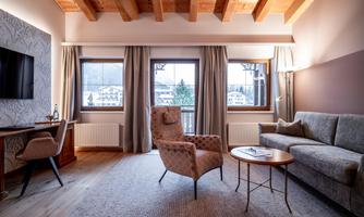 Large, bright, romantic – a suite with a four-poster bed