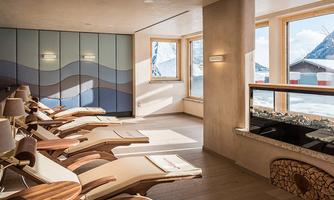 A modern relaxation room with comfortable loungers and large windows. The room is bright and invites you to relax.