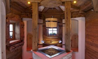 A cozy wellness area with wooden paneling and a central water basin. The room radiates relaxation and naturalness.