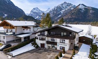 A charming house in the mountains, surrounded by snow-covered landscapes. The clear mountain air and the idyllic surroundings invite relaxation.