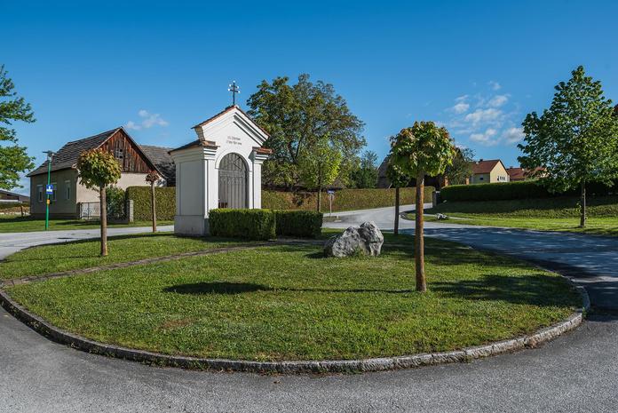 Pfarre Bocksdorf - Florianikapelle & Kriegerdenkmal