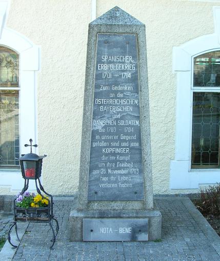 Pfarrkirche Kopfing und Friedensdenkmal