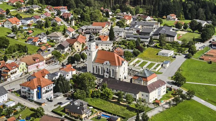 Pfarrkirche Kopfing und Friedensdenkmal