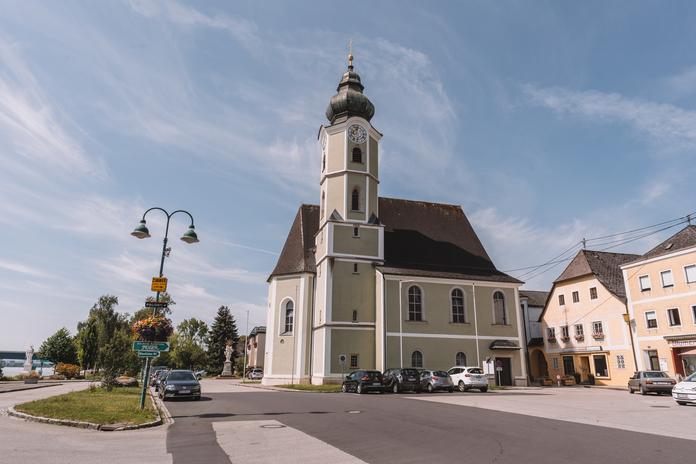 Pfarrkirche mit dem Donaukreuz