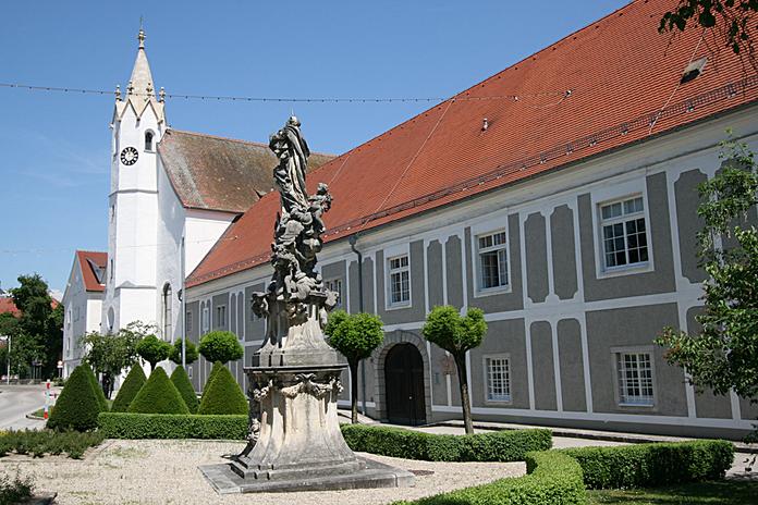 Schiferplatz, Spitalskirche und Schiferstift