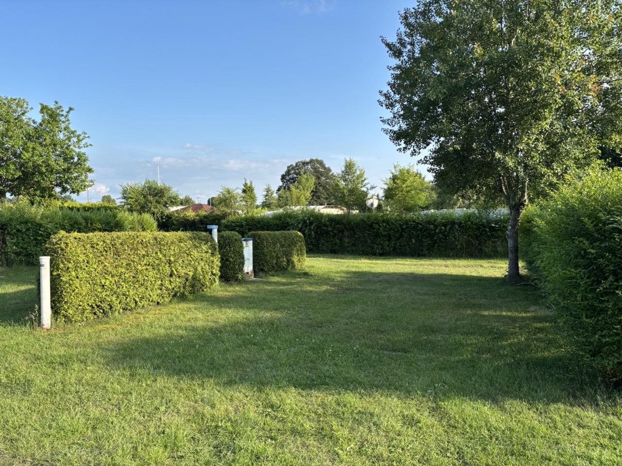 Comfort pitch 80-110m², electricity and water connection directly at the pitch