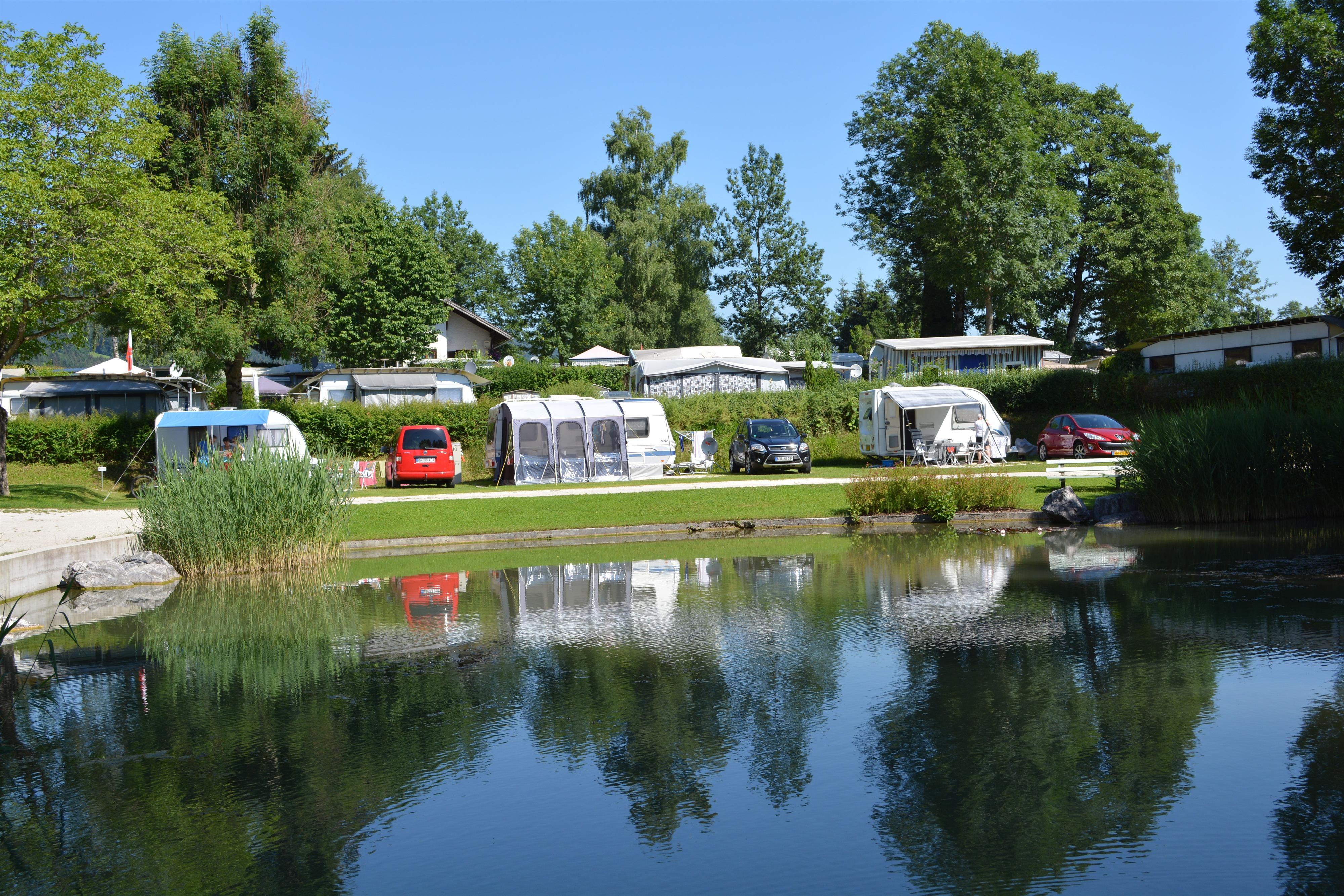 Premium Stellplatz am Teich für Wohnmobil, Wohnwagen oder Zelt A02