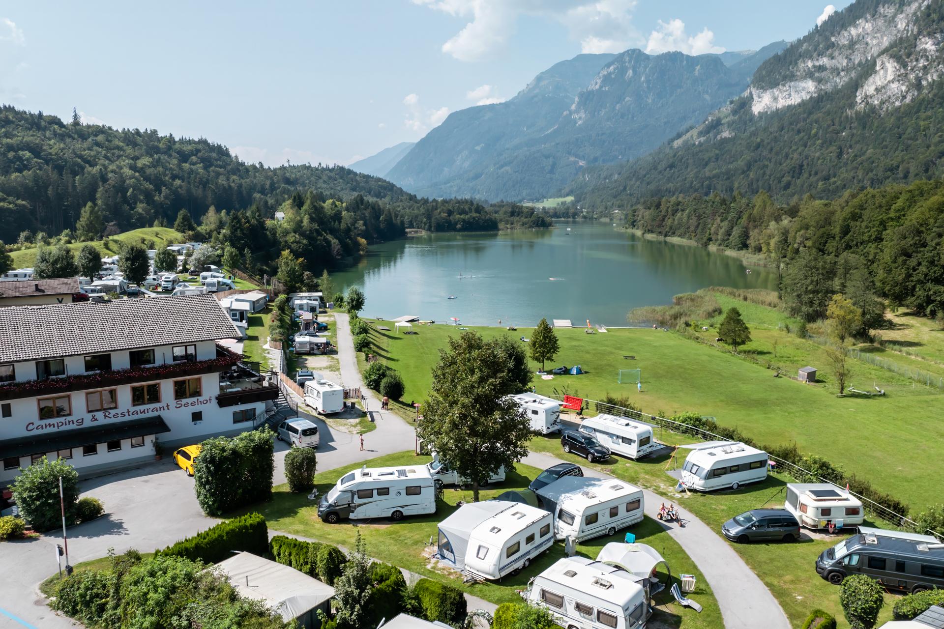 Verblijfplaats in de 1e rij boven het meer