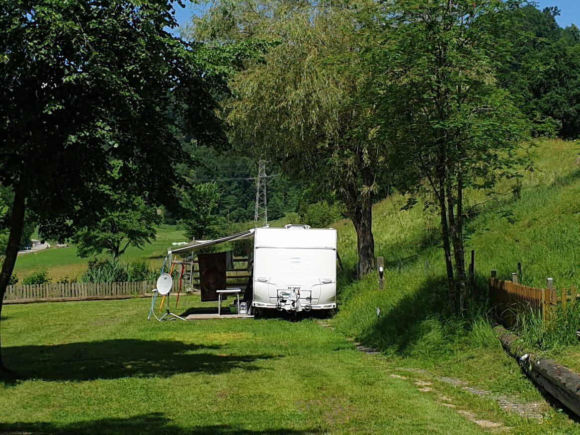 Stellplatz "Komfort" für Wohnmobil / Wohnwagen