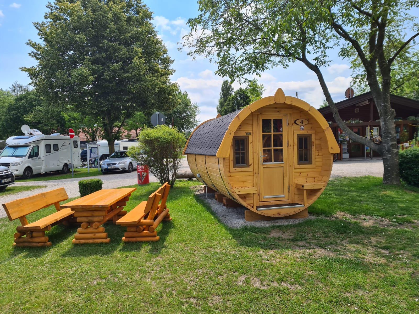 Schlaffass an der Rezeption für 2 Erwachsene und 2 Kinder